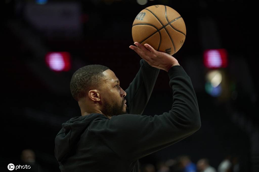 三分大赛-利拉德险胜布克夺冠 生涯第三次追平历史